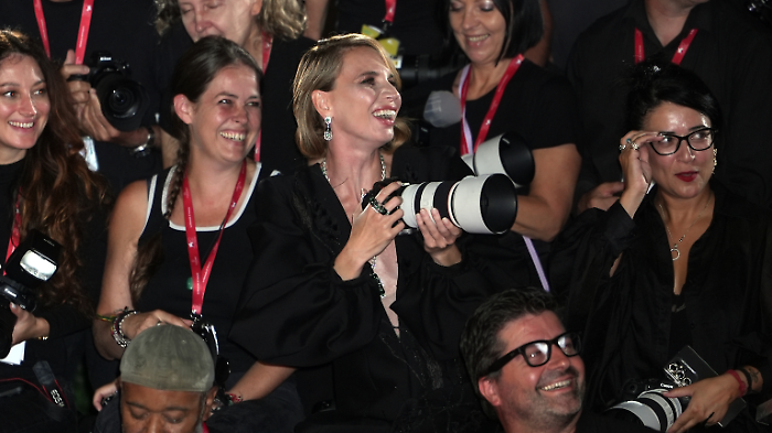 Venezia 82, a Emanuela Fanelli il Salsicciotto d'oro: "Questo premio è un sogno che non sapevo di sognare"