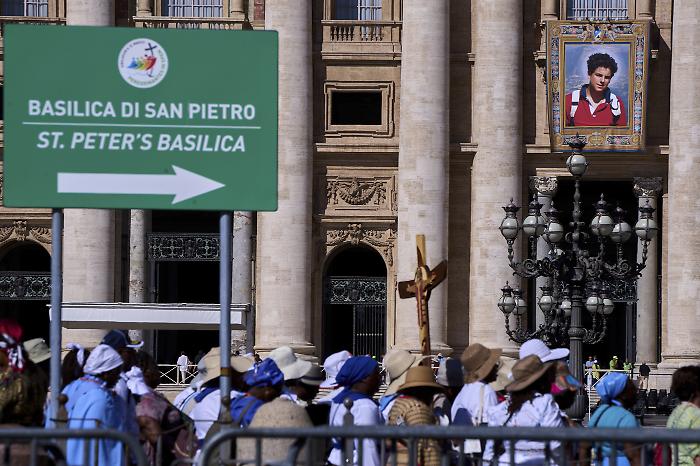 Carlo Acutis, sale l'attesa per la canonizzazione: il messaggio della madre. Boom di visite ad Assisi