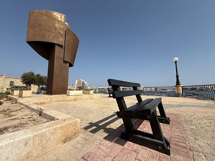 Viaggio a Birzebbuga sulle coste di Malta, tra ombrelloni e container nella città che vide la fine della Guerra Fredda