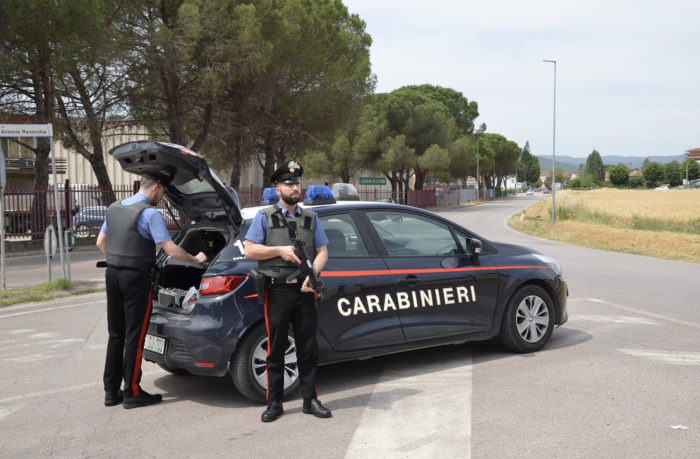 Rubano alcolici e cosmetici per 700 euro: arrestati due cittadini georgiani