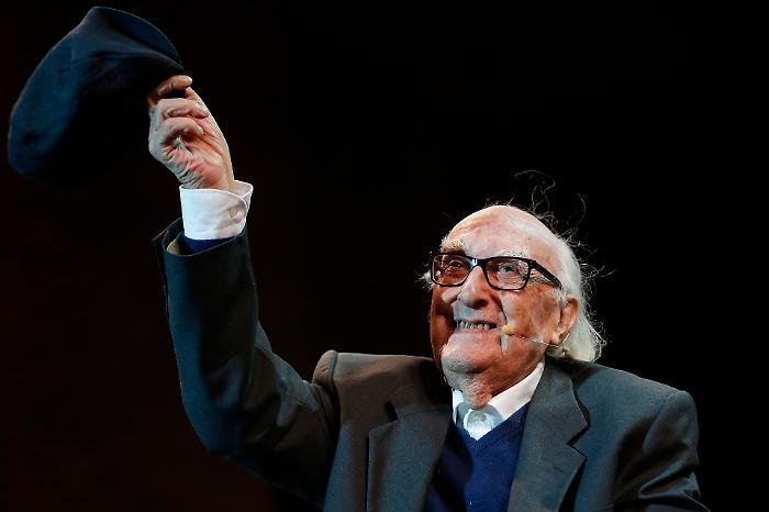 Camilleri 100 stasera in tv su Rai 1 arriva il documentario che celebra uno dei più grandi narratori italiani