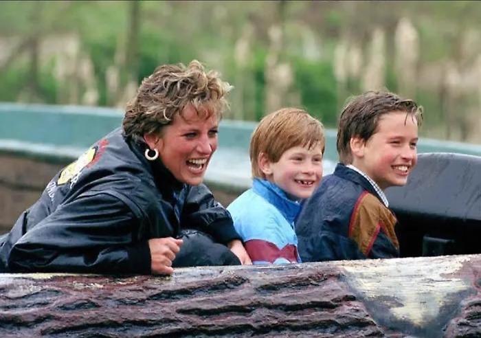 William e Harry, lo scontro anche in tv e le critiche a Netflix. I fratelli produrranno due documentari su Lady Diana, ecco quali saranno le differenze 