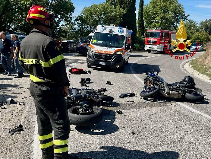 Scontro frontale tra due moto: tre feriti, uno grave trasportato in elisoccorso