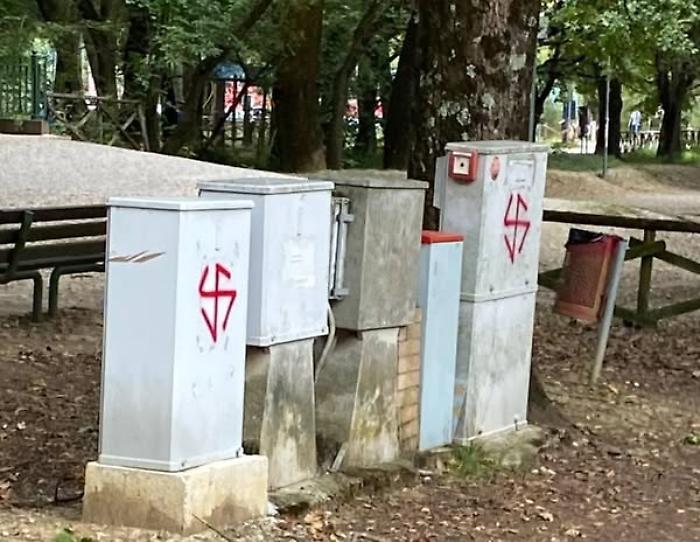 "Tantissime svastiche dipinte in diverse zone della città"