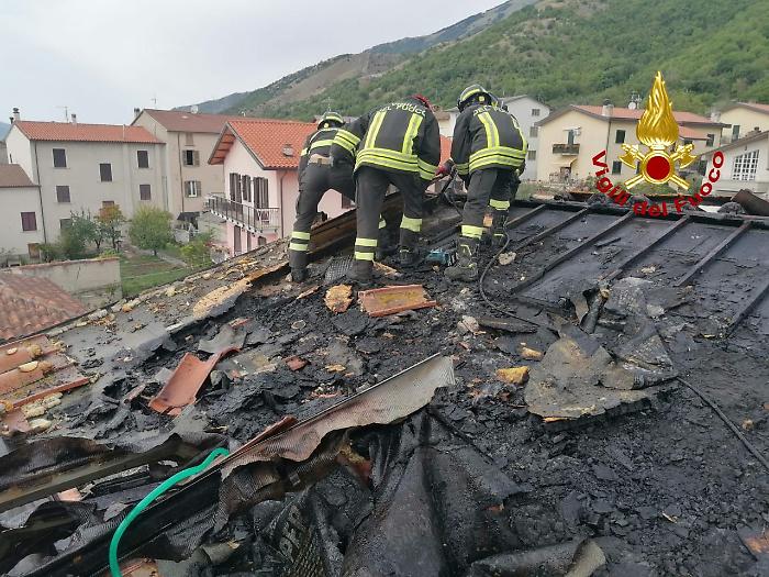 In fiamme il tetto di una casa a Sigillo: incendio domato dai vigili del fuoco