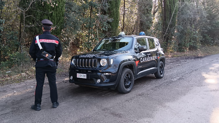 Orvieto, smantellati dai carabinieri tre bivacchi nei boschi: trovate batterie e anche una katana