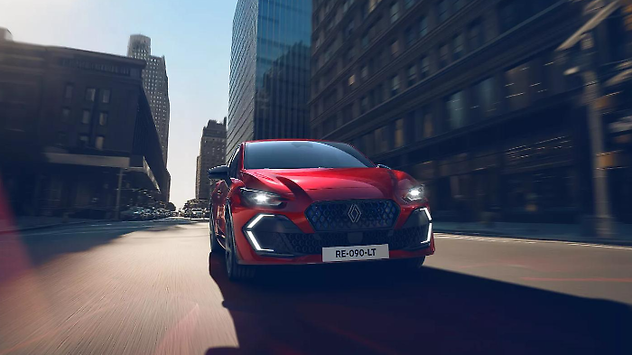 Renault svela la nuova Clio, cosa cambia: design, motorizzazioni ed equipaggiamenti. Arriva nel 2026