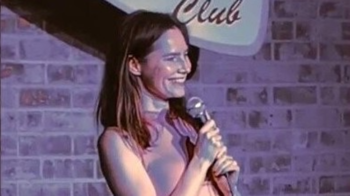 Amanda Knox sul palco porta il tragico passato tra ironia e risatine