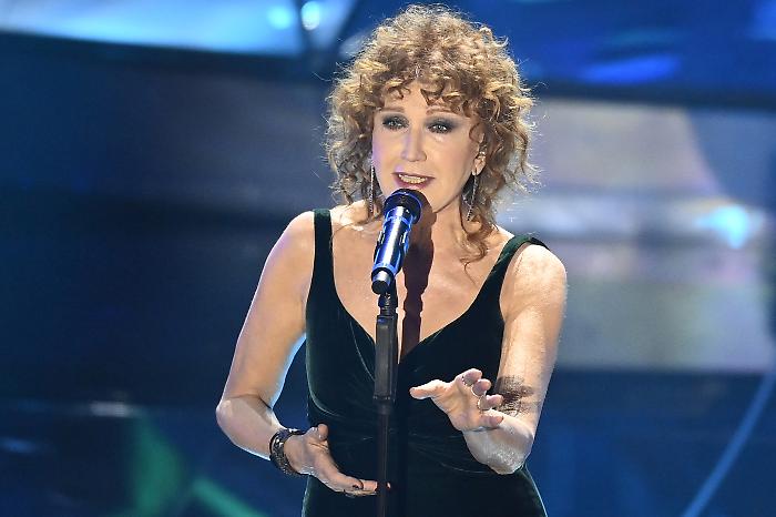"In Viaggio", la canzone di Fiorella Mannoia che ha ispirato la lettera di un padre per il primo giorno di liceo della figlia. La risposta commuove il web 