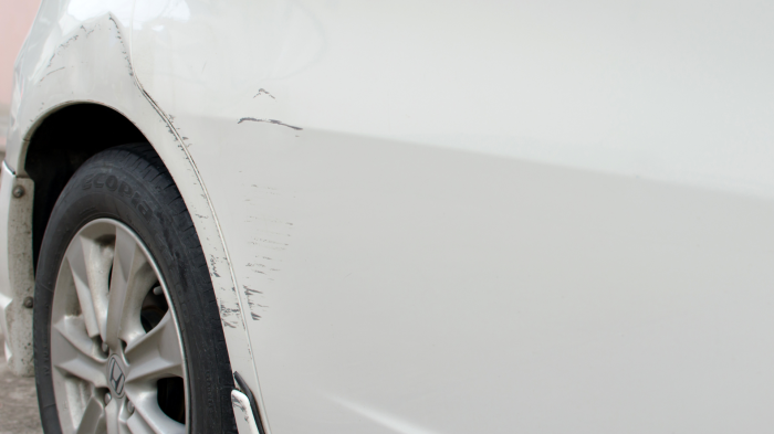 Vandalo danneggia un'auto in sosta al centro commerciale. Denunciato un giovane perugino