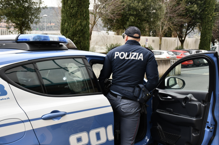 Panico in centro storico 32enne tunisino aggredisce gli agenti: denunciato 