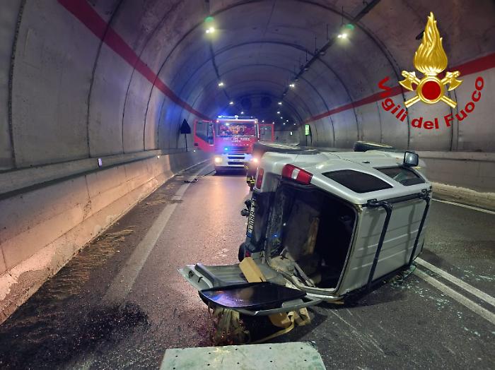 Incidente autonomo nella galleria della SS79bis: conducente illeso