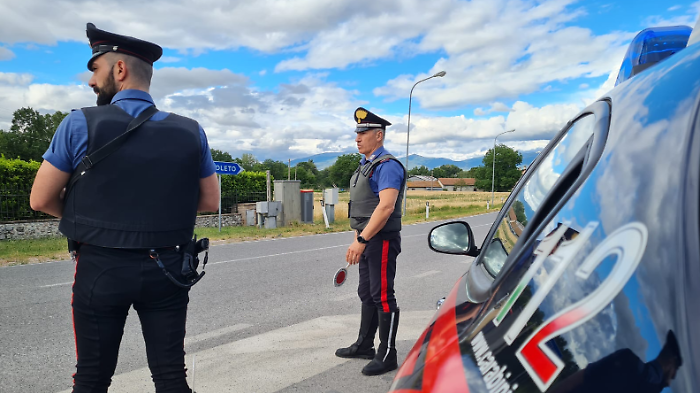Giravano con 56 grammi di hashish, due di cocaina e un coltello a serramanico. Denunciati due giovani e  segnalato un terzo