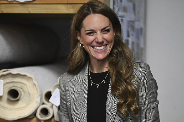 Kate Middleton, il trucco dei capelli e un gioiello speciale: cosa c’è dietro quelle tre lettere