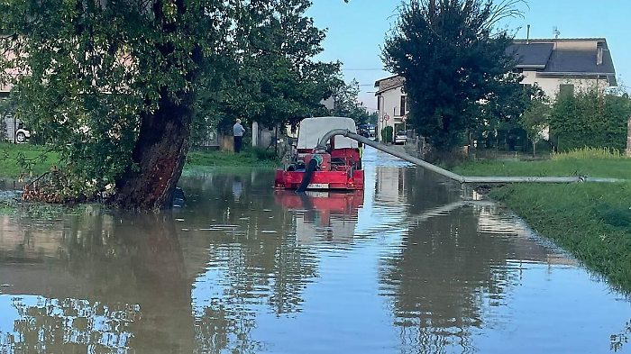 Torrenti esondati con allagamenti fino a 50 centimetri. In corso l'intervento dei vigili del fuoco