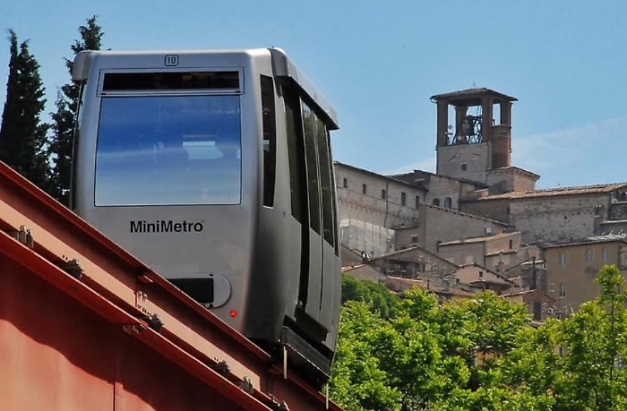 Il minimetr&ograve; fa le ore piccole nel weekend e per gli eventi: nuovi orari per la notte