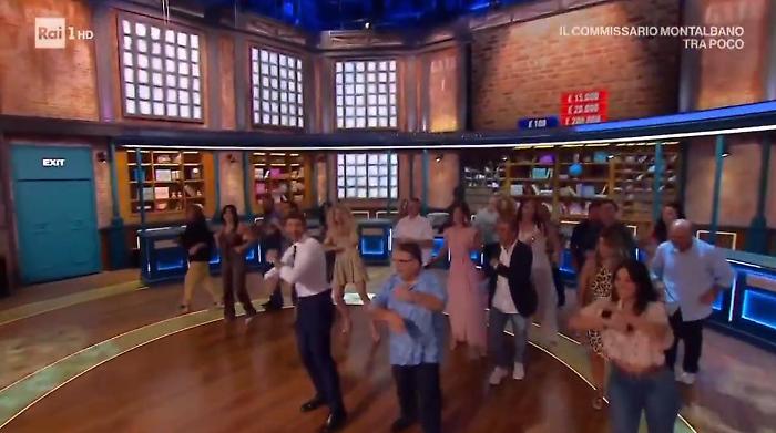 Oh Ma conquista Affari tuoi: De Martino e Pasqualone inventano la coreografia e Noemi ringrazia
