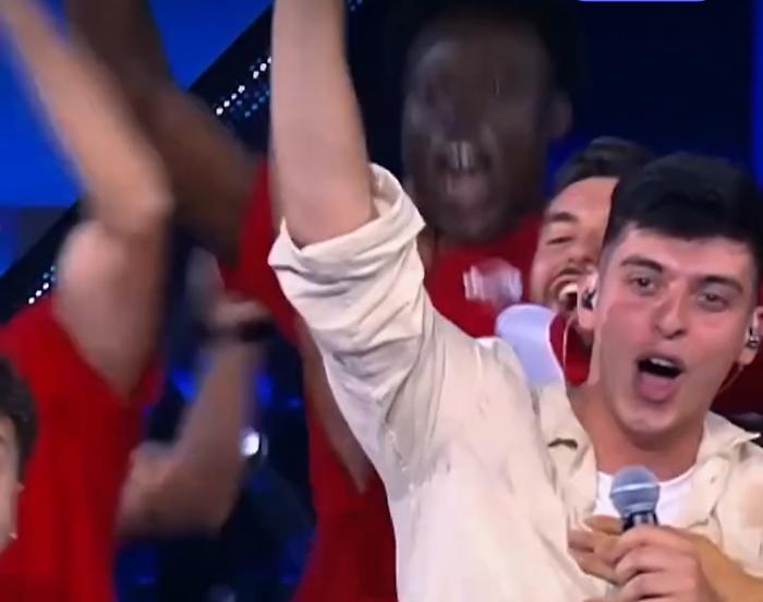 Terni, a X Factor l'audizione del 22enne Adriano Aquili che porta l'inno della squadra di calcio del suo paese: "Con te Alviano"