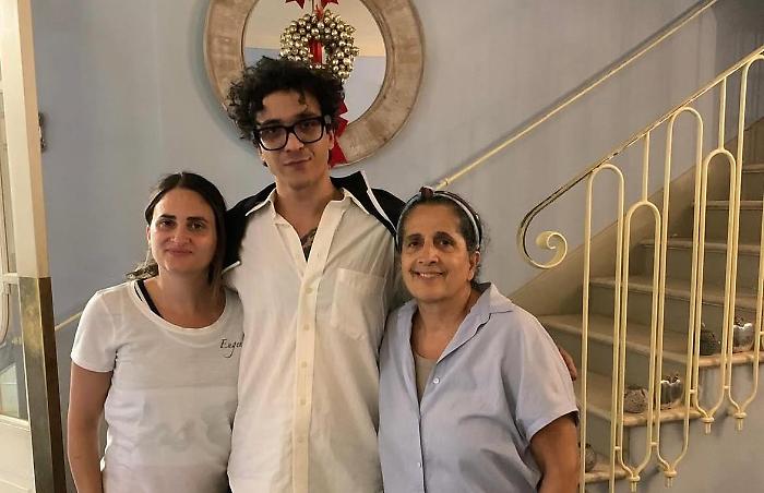 Tananai e la visita a sorpresa in Umbria. Il cantante a cena in un ristorante perugino: "Grazie per la visita"