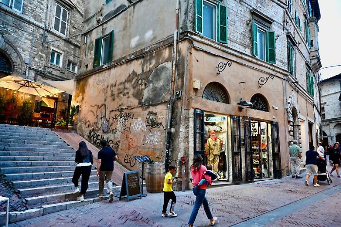 Era l'incubo dei commercianti di Perugia: furti, rapine e aggressioni nei negozi del centro. In carcere un 25enne