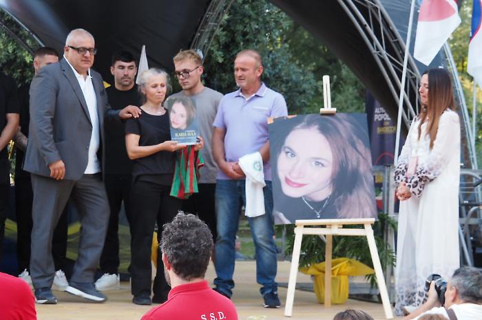 Terni, una targa per Ilaria Sula: commozione, palloncini bianchi e impegno per la lotta alla violenza di genere alla Festa di Alternativa Popolare