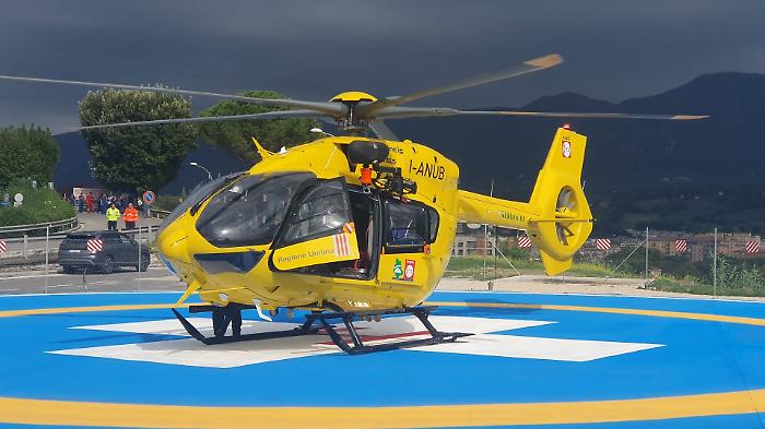 Schianto contro un'auto sulla Flaminia: grave motociclista. E' in prognosi riservata