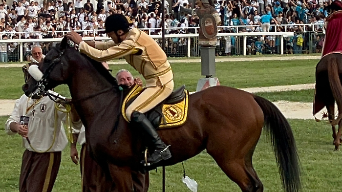 Quintana di Foligno, Luca Innocenzi vince la Giostra della Rivincita. Il Pertinace è leggenda, cappotto del Cassero