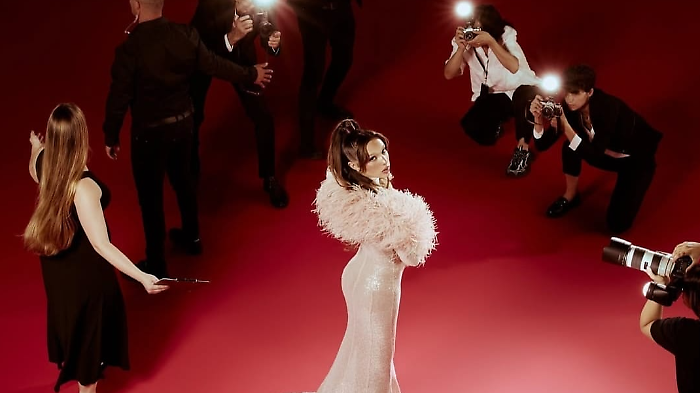 Sarah Toscano, il suo primo album Met Galà in uscita il 3 ottobre e i concerti sold out a Milano e Roma