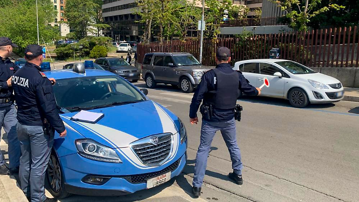 Cerca di scappare dai controlli e viene trovato con hashish nello zaino. Denunciato 29enne