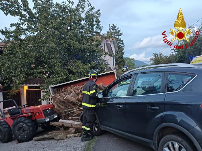 Si schiantano un trattore agricolo che trasportava legna e un'autovettura: due feriti. Una persona trasportata in elisoccorso