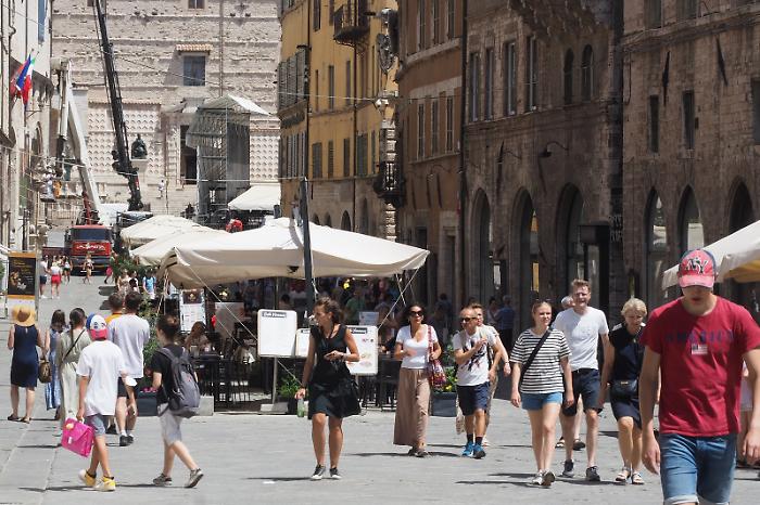 L'Umbria registra un'estate da record con boom di visitatori stranieri. Crescono arrivi, presenze e permanenza 