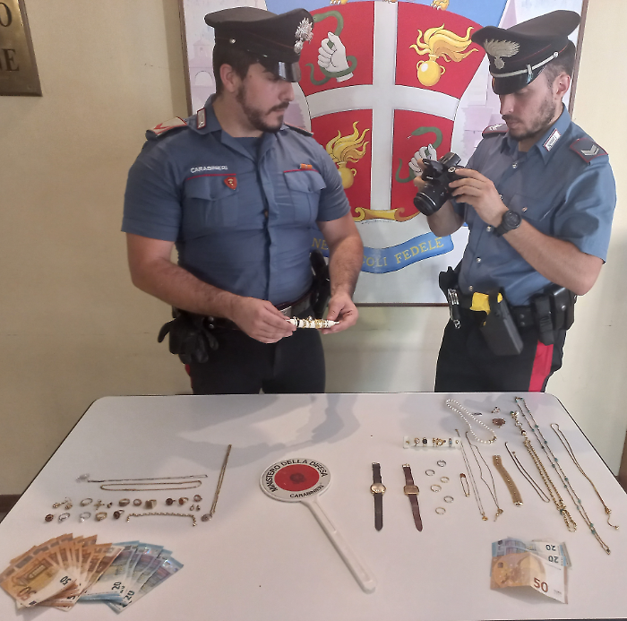 Sottraggono oltre 45mila euro di oro a due pensionate con la tecnica del finto carabinieri. Arrestata una donna