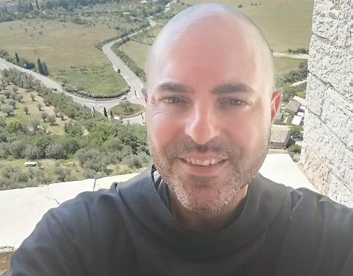 Terni, lascia la divisa di finanziere: oggi è frate minore francescano. Cerimonia in duomo per il 48enne ternano