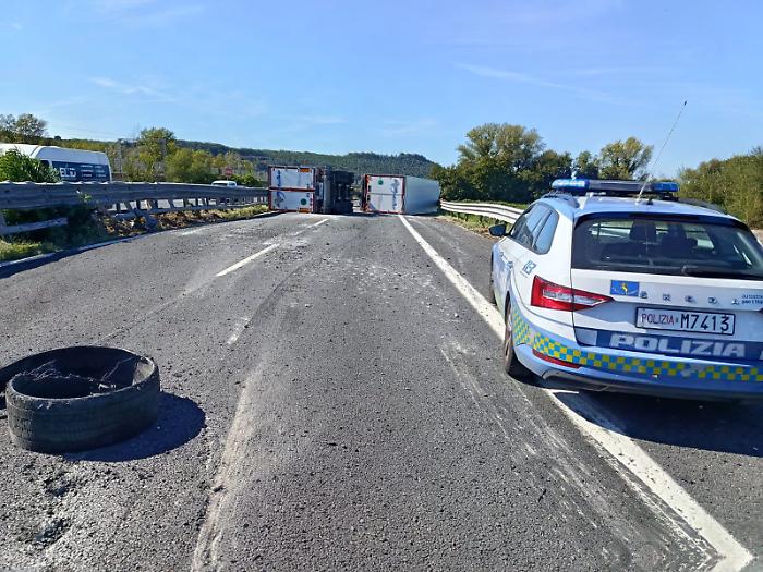 Terni, autotreno si ribalta su un fianco e blocca interamente l'autostrada A1. Sotto shock l'autista, code e uscita obbligatoria a Orte