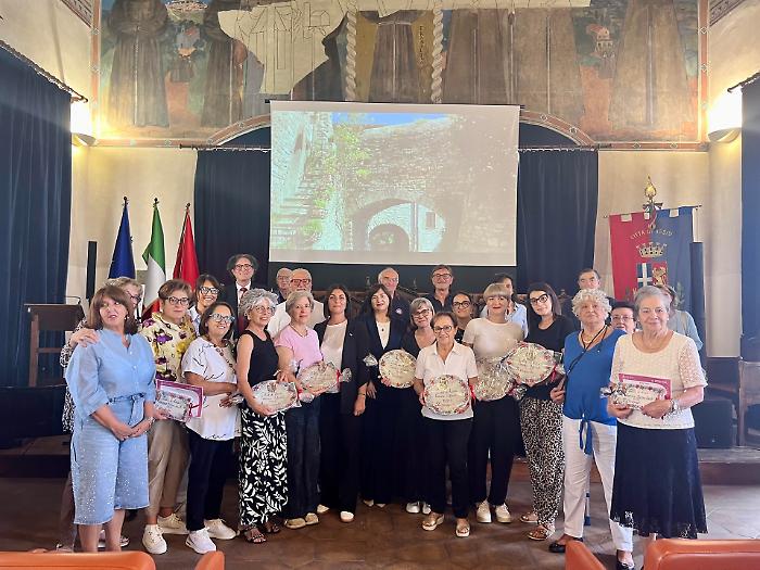 Assisi, balconi fioriti e infiorate: una tradizione lunga un secolo 