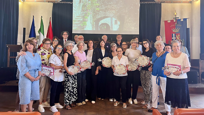 Balconi fioriti e infiorate: una tradizione lunga un secolo 