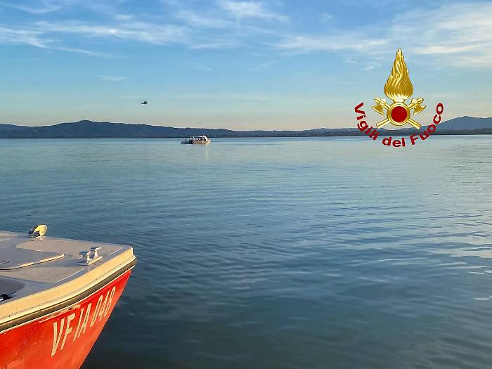 Disperso nel lago Trasimeno, ricerche senza sosta dei vigili del fuoco con droni, sommozzatori ed elicottero