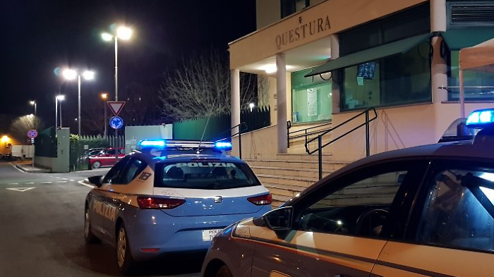 Dà in escandescenze al bar, scoppia la lite e volano oggetti. Scatta l'arresto e il daspo Willy per un 24enne