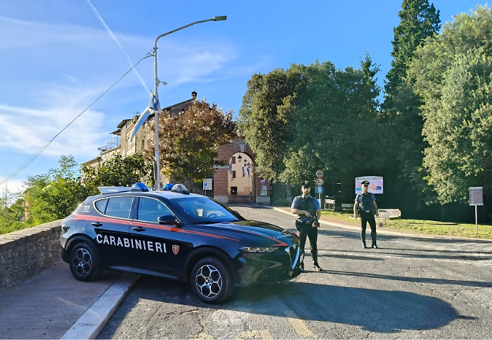 Ruba la borsa a una donna e la spinge a terra. 27enne preso e arrestato grazie a un vigile del fuoco fuori servizio 
