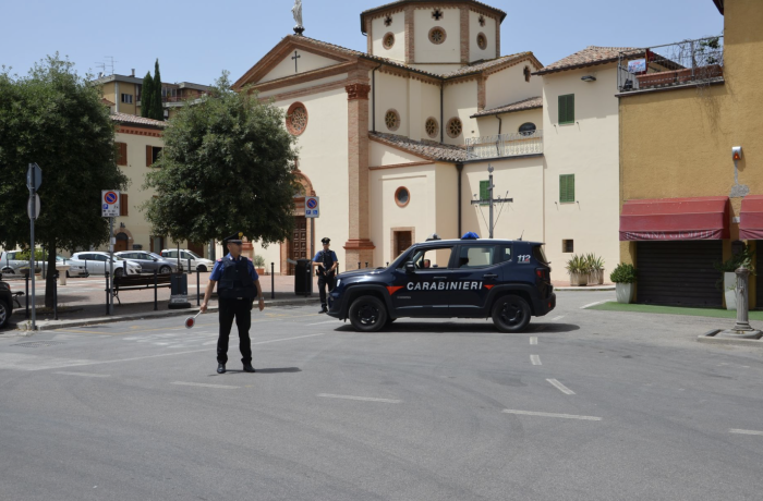 Blocca l’ex compagna con l’auto e le strappa il cellulare di mano: arrestato 55enne per violazione del divieto di avvicinamento
