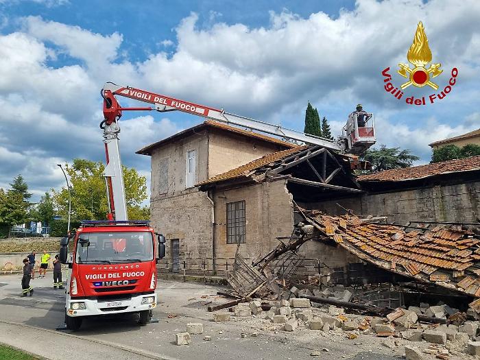 Crolla parte dell'ex deposito di vagoni della ferrovia Spoleto-Norcia: sul posto i vigili del fuoco