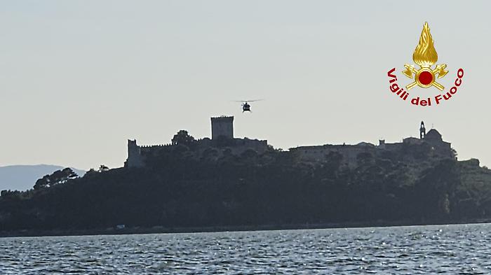 Proseguono le ricerche della persona dispersa nel lago Trasimeno. Vigili del fuoco al lavoro con sommozzatori, elicotteri e droni