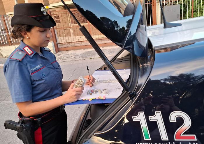Terni, gira con un visto turistico e 11 dosi di cocaina: i Carabinieri arrestano 21enne incensurato