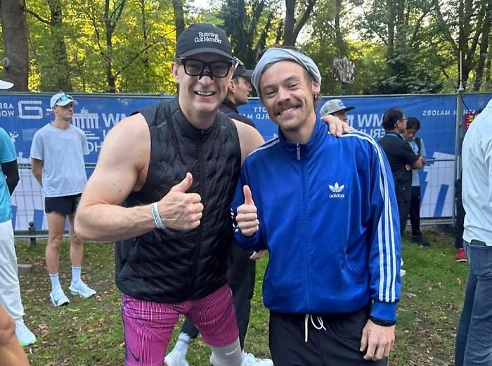 Harry Styles corre la maratona di Berlino sotto lo pseudonimo di Sted Sarandos e taglia il traguardo in meno di tre ore