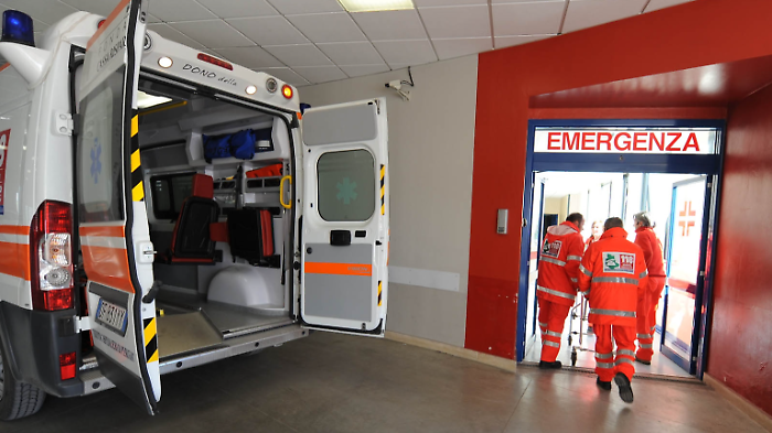 Partorisce in auto aiutata al telefono dalla centrale del 118