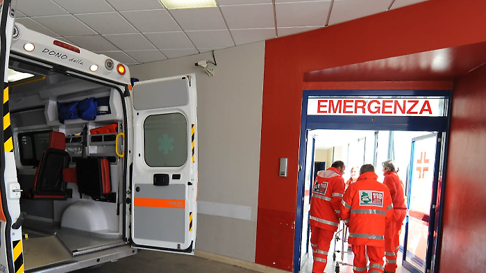Incidente frontale tra un'auto e un furgone: tre feriti e un codice rosso