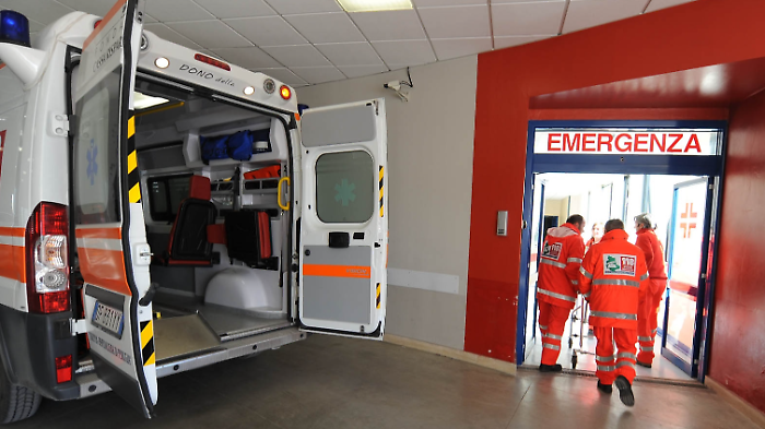 Partorisce in auto aiutata al telefono dalla centrale del 118