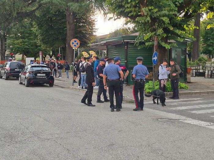 Prima di scuola scatta il blitz dei carabinieri al capolinea dei bus di Città di Castello