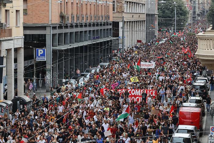 Disordini ai cortei pro Palestina a Bologna: ai domiciliari un 25enne umbro