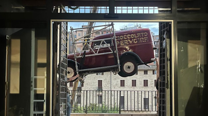 Balilla d'epoca griffata vola su Perugia e atterra nella futura Casa del cioccolato: ecco cosa è